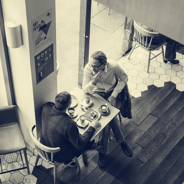 Menschen im Café reden — Stockfoto