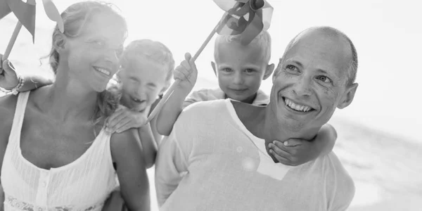 Familjen har kul på stranden — Stockfoto