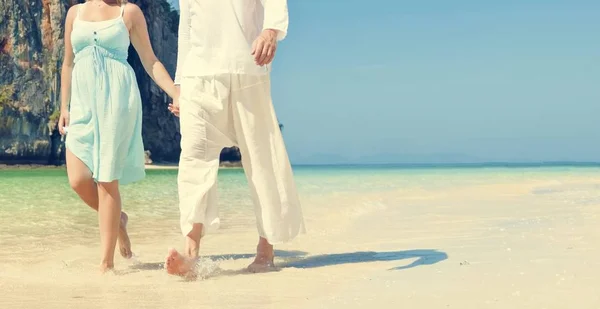 Koppel wandelen op het strand — Stockfoto