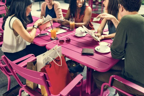 Persone che cenano al centro commerciale — Foto Stock