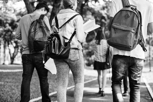 Estudantes vão para a universidade do outro lado do parque — Fotografia de Stock