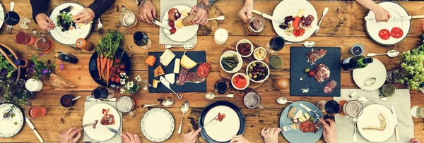 Persona Comedor en mesa de madera — Foto de Stock