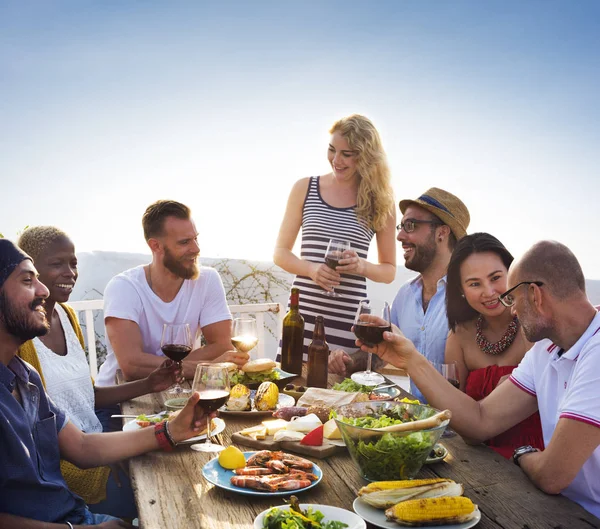Pessoas jantando na praia — Fotografia de Stock