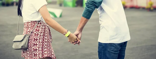 Hermosa pareja citas en el parque de atracciones — Foto de Stock