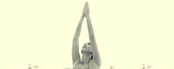 Kvinna som gör yoga på stranden — Stockfoto