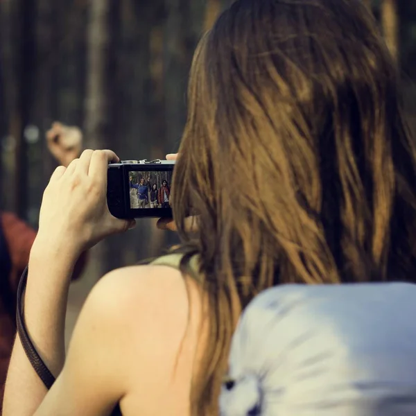 Amigos Fotografiando en el bosque — Foto de Stock