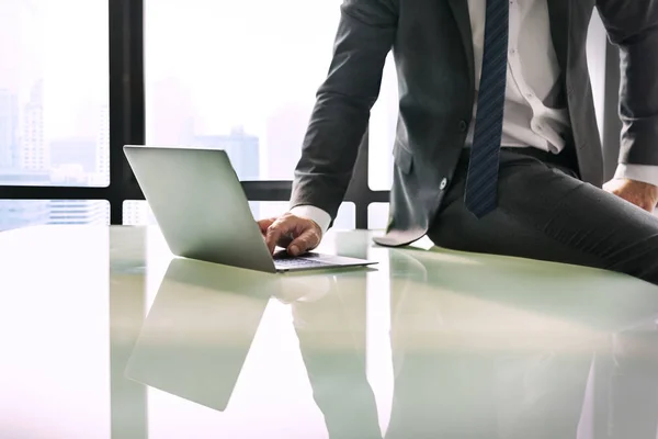 Uomo d'affari che lavora in ufficio — Foto Stock