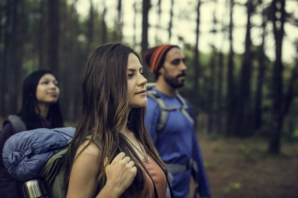 Amigos explorando la naturaleza — Foto de Stock