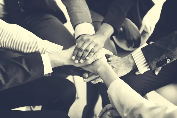 Equipe de negócios empilhar mãos — Fotografia de Stock