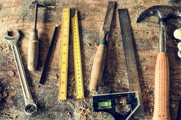 Dřevoobráběcí nástroje v dílně — Stock fotografie