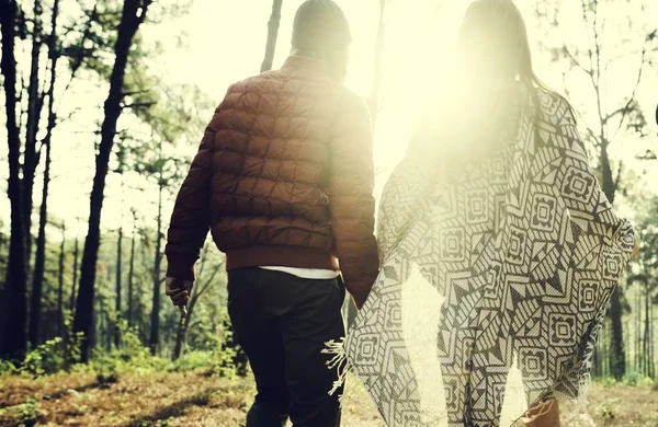 Pareja cogida de la mano en el bosque — Foto de Stock