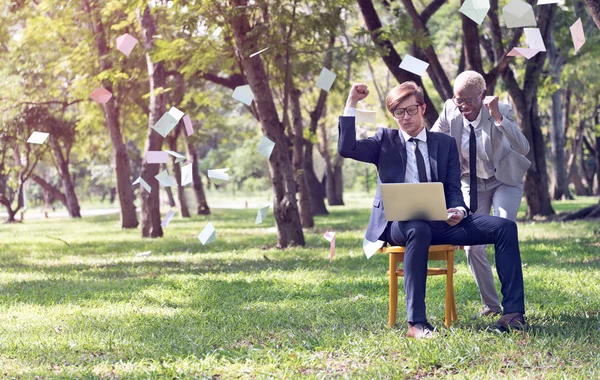 Gente de negocios lanzando documentos — Foto de Stock