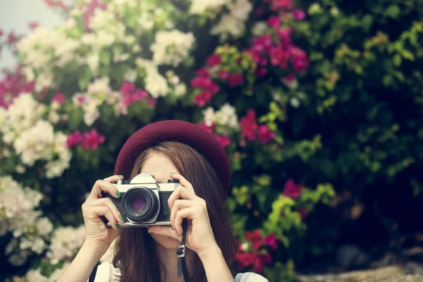 Fotógrafo menina ao ar livre — Fotografia de Stock