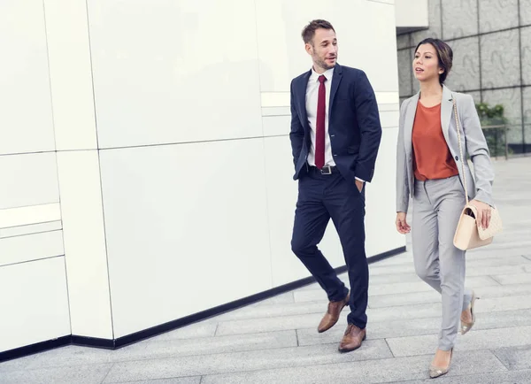 Geschäftsleute zu Fuß ins Büro — Stockfoto