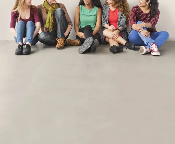 Women sits on floor — Stock Photo, Image