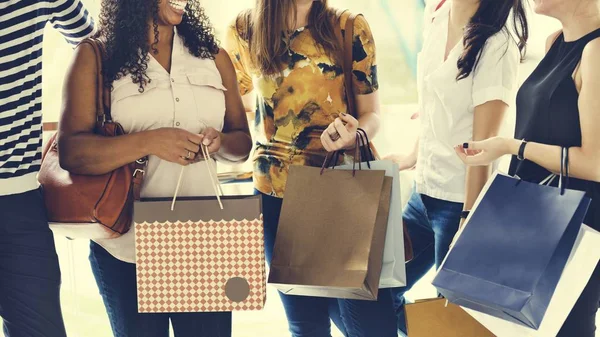 Personnes avec des sacs à provisions — Photo