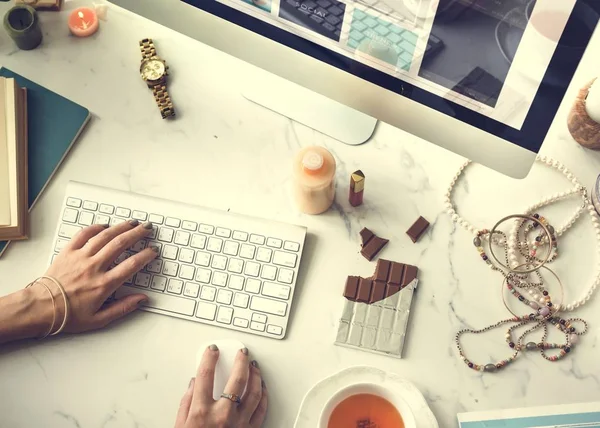 Mujer trabajando con computadora — Foto de Stock