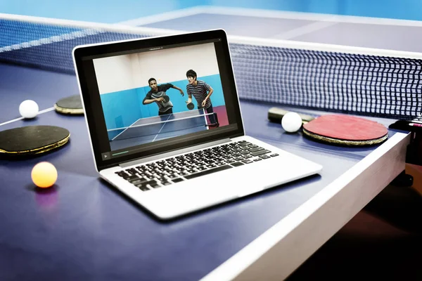 Portátil abierto en mesa de ping pong —  Fotos de Stock