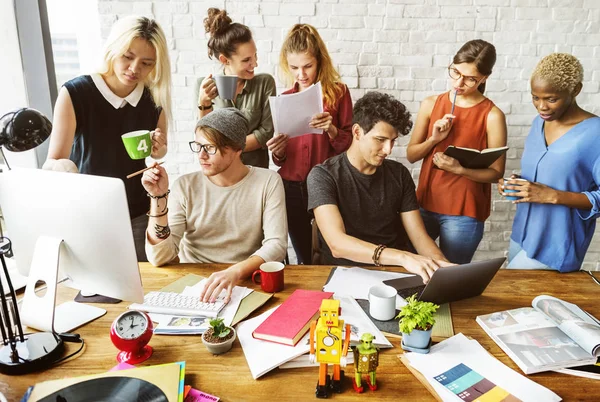 Hipsters trabalhando no escritório contemporâneo — Fotografia de Stock