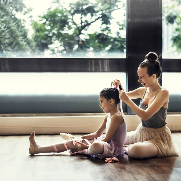 Ballerina's zittend op de vloer — Stockfoto
