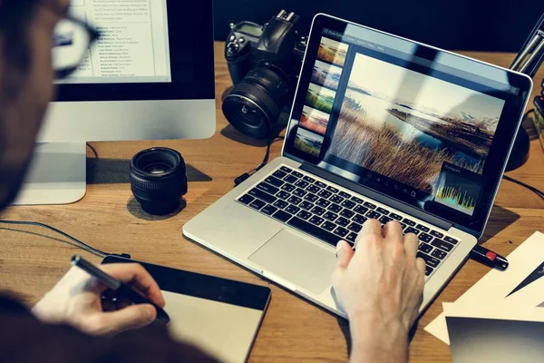 Photographer working on laptop — Stock Photo, Image