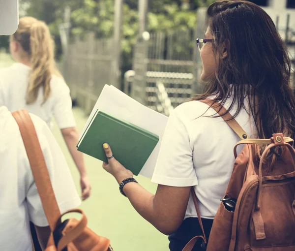 Estudiante niñas caminando en la calle —  Fotos de Stock