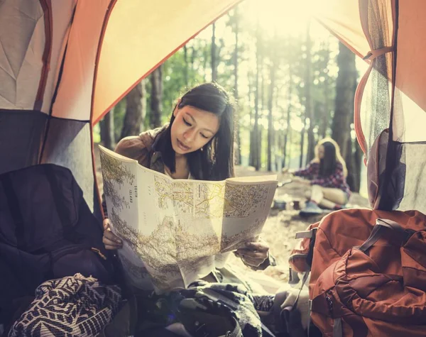 Menina leitura mapa — Fotografia de Stock