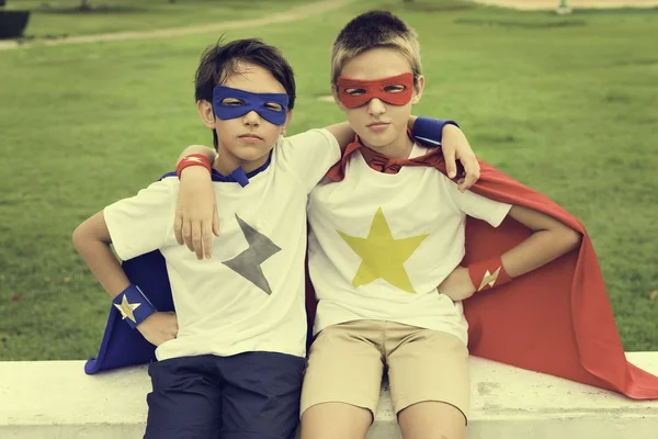 Маленькие дети в костюмах супергерои — стоковое фото