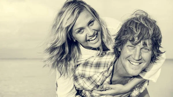 Glad par på stranden — Stockfoto