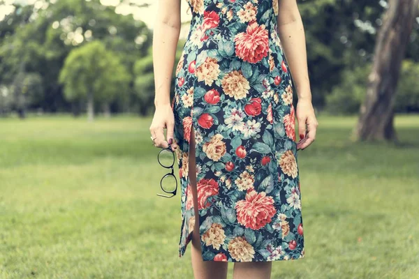 Mulher andando ao ar livre — Fotografia de Stock