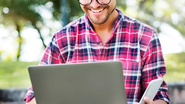 Człowiek korzystający z laptopa — Zdjęcie stockowe