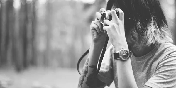 Young Man Photographer in Woods — Stock Photo, Image