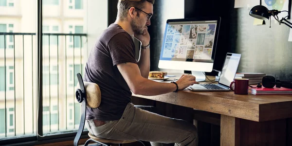Homem trabalhando no computador — Fotografia de Stock
