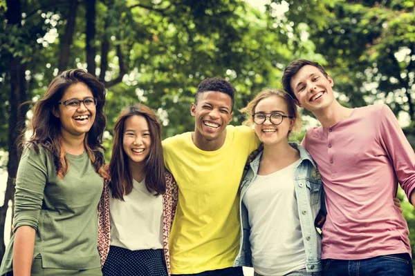 Alegre estudiantes divertirse — Foto de Stock