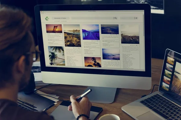 Uomo che lavora al computer — Foto Stock