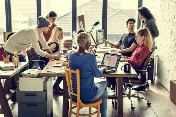 Hipster arbeiten im modernen Büro — Stockfoto