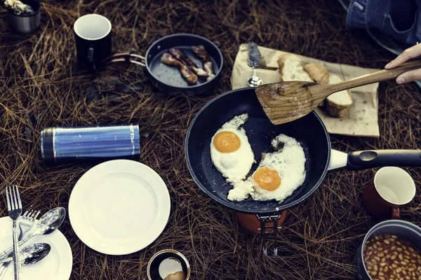 Pessoa cozinhar comida ao ar livre — Fotografia de Stock