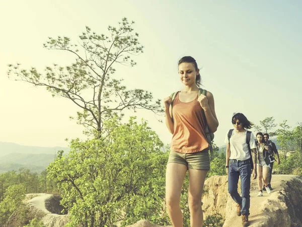 Mladí přátelé, cestování — Stock fotografie