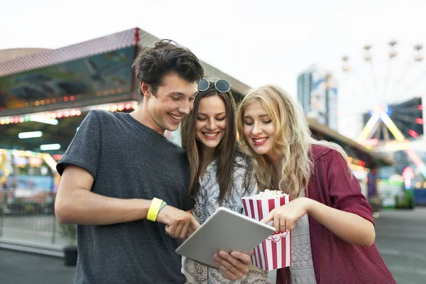 Amigos en Parque de Atracciones usando tableta — Foto de Stock