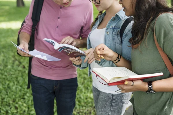 Jovens estudantes com livros — Fotografia de Stock