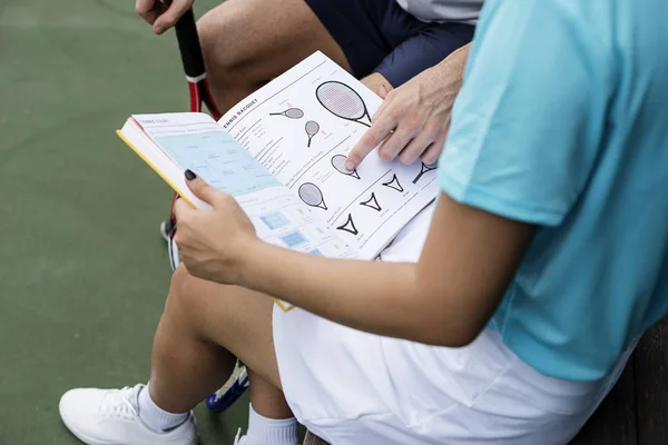 Kız ve tenis kitap okuma eğitmen — Stok fotoğraf