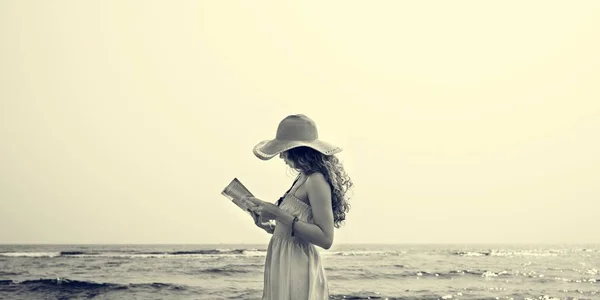 Schöne Frau liest Buch — Stockfoto