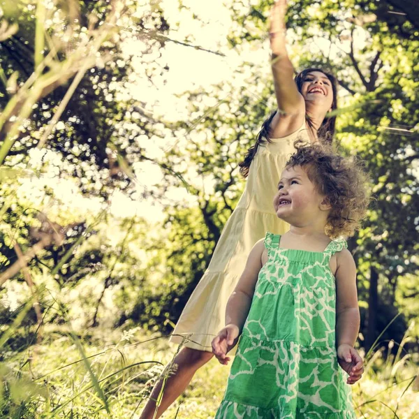 Crianças brincando juntas ao ar livre — Fotografia de Stock