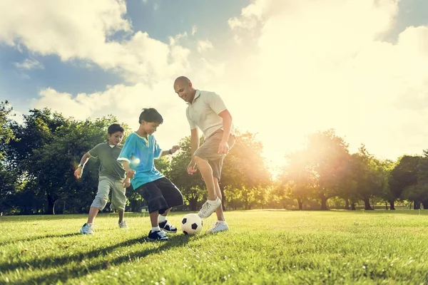 Pai com crianças jogar futebol — Fotografia de Stock