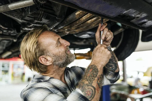 Automechaniker in der Garage — Stockfoto