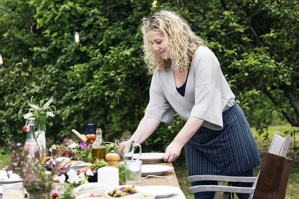 Housewife preparing table for dinner — Stock Photo, Image