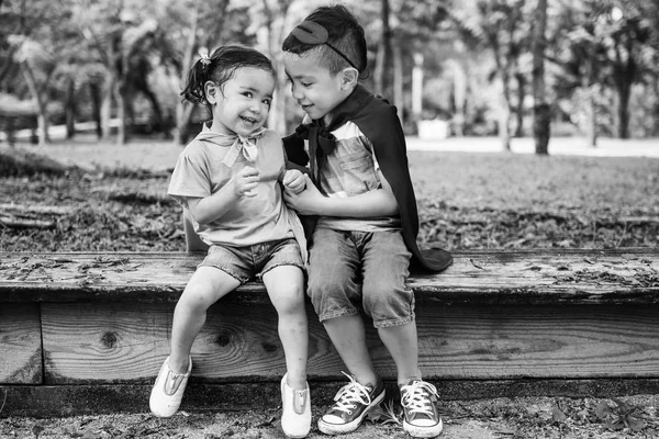 Hermano y hermana en el parque —  Fotos de Stock