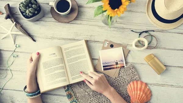 Woman holding book — Stock Photo, Image