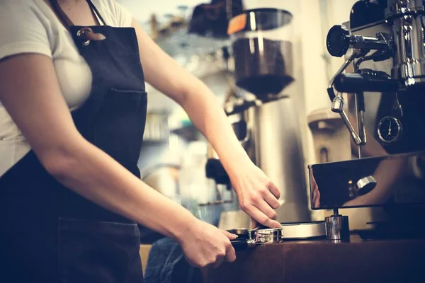 Barista előkészítéséért kávéfőző — Stock Fotó
