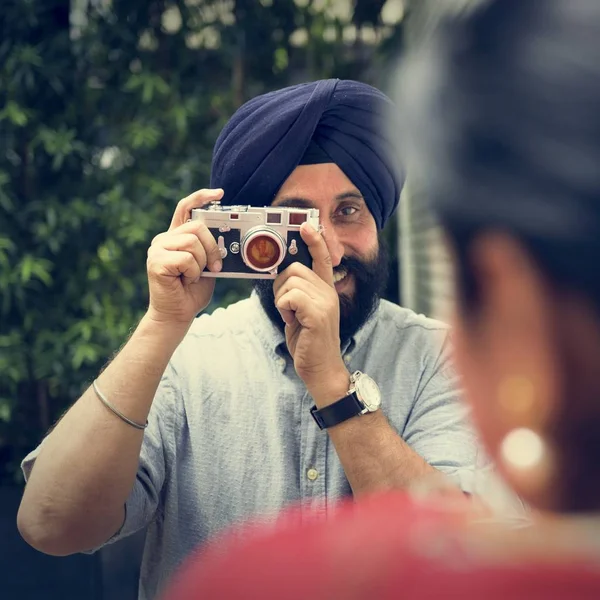 Indisches Paar beim Fotografieren vor der Kamera — Stockfoto